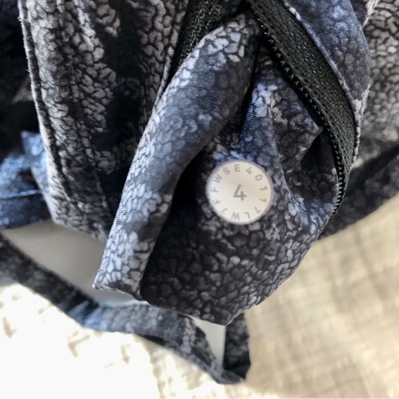 Lululemon Tracker Short IV (4-way Stretch 4") Kindred Spirit Black Multi / Black - Picture 5 of 6